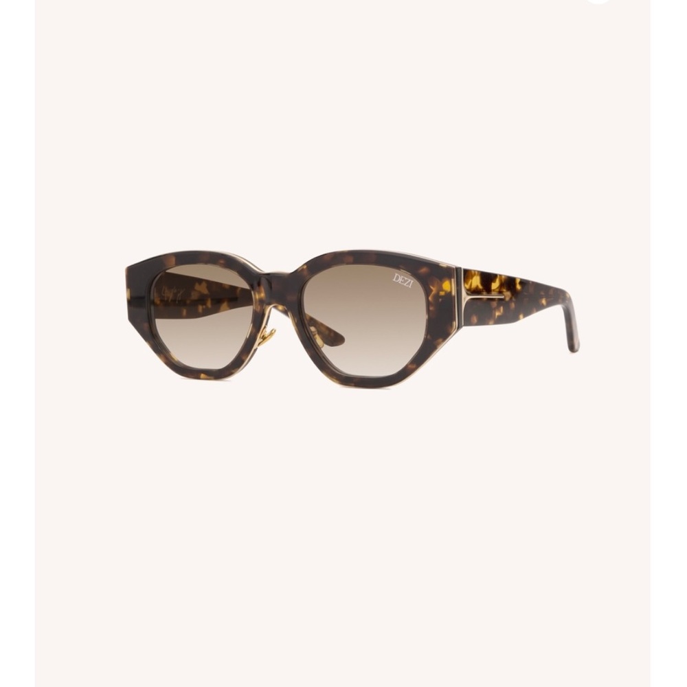 🚨FINAL SALE MUST GO🚨DEZI CHARGE IT SUNGLASSES 🤩